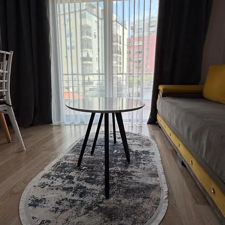 Comfort Center With Balcony 2 티라나