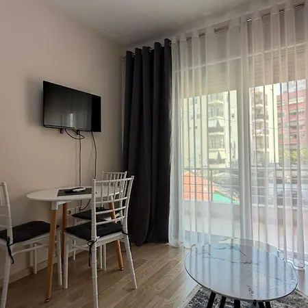 아파트 Comfort Center With Balcony 2 티라나