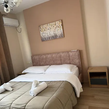 Comfort Center With Balcony 2 * 티라나